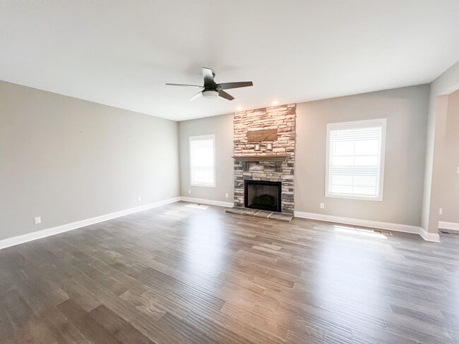 Building Photo - 5 Bedroom 2 1/2 Bathroom Home
