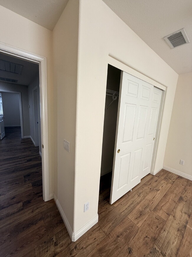 Building Photo - Spacious 5-Bed Family Home w/ 3-Car Garage Near Top Schools in Orange Crest.  One large bedroom a...