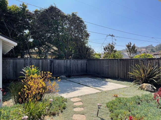 Building Photo - Renovated East Mesa Home 2 Doors From Shor...