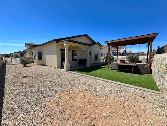 Building Photo - East El Paso 4 bed/ 2 Bath Refrig A/C Home