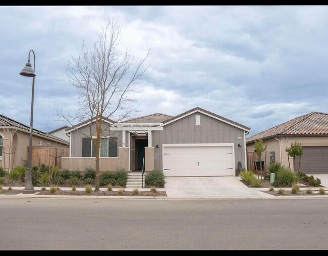 Primary Photo - 4315 Oak Knl Rd