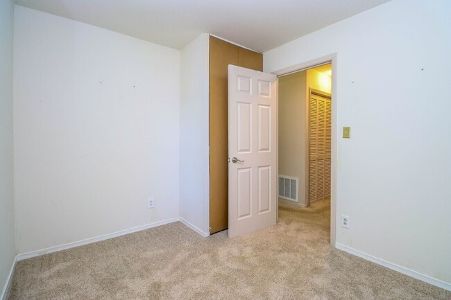 Building Photo - 3 bedroom home located in Russel Blvd School district!