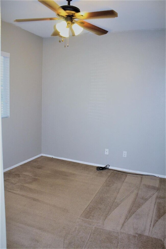 Building Photo - 4 Bedroom 2 Bath Home