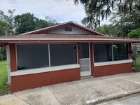 Building Photo - Large 3/2 Single Family house available now!