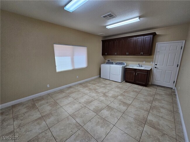 Building Photo - 892 White Sparrow St