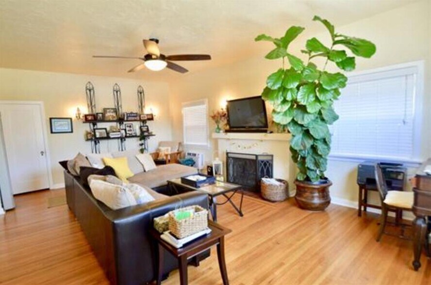 Living room - 4770 Bancroft St