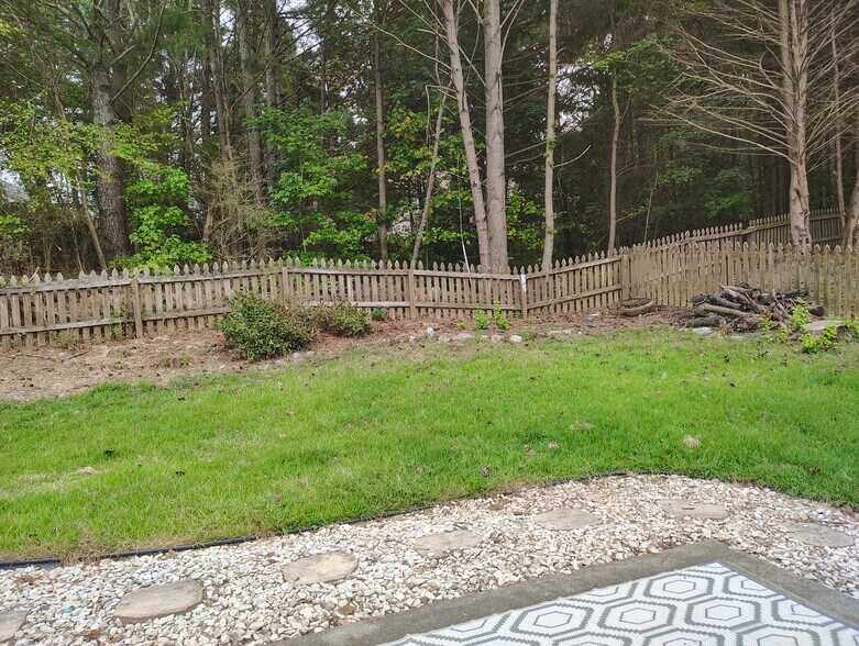 Full fence in back yard, two separate sections fence for two different usage - 5679 Post Mill Ct