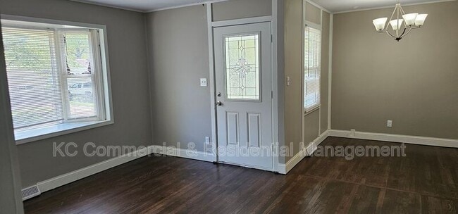 Building Photo - 636 NE 45th Terrace
