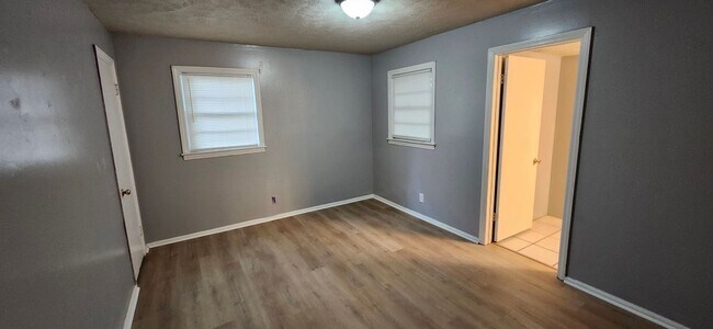 Building Photo - 4 bedroom home in North Columbus