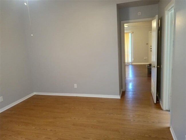 Building Photo - 606 W 51st St