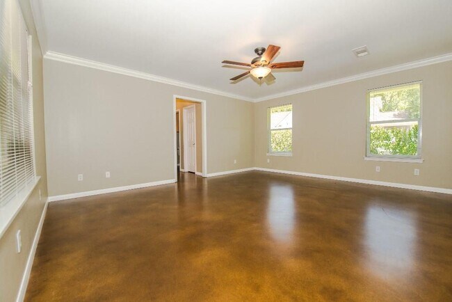 Building Photo - 5640 Oak Blvd