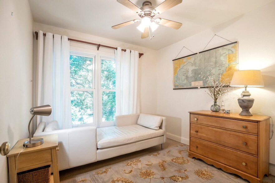 Second upper level bedroom - 3870 Broadway St