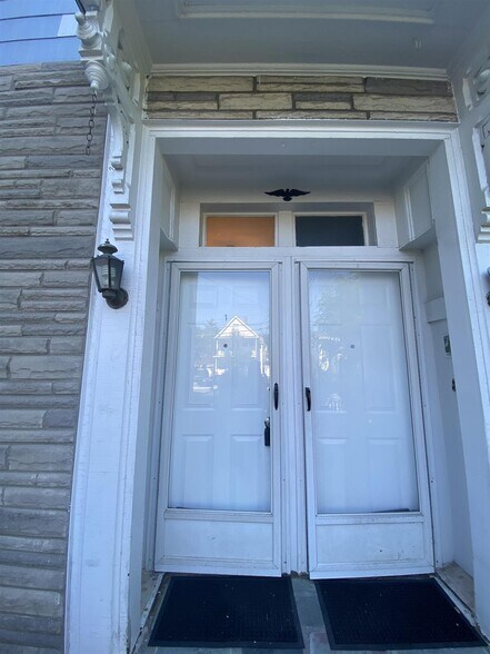 Building Photo - 35 Church St