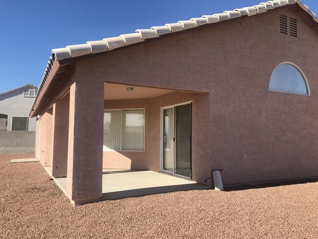 Building Photo - Cute 3 Bedroom Desert Lakes Golf Course Co...