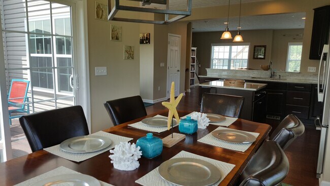 Building Photo - Robinson - LARGE 3 Bedroom End Unit House - Minutes from 376 W Robinson
