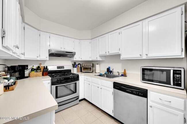 Building Photo - 33 S Pointe Cir