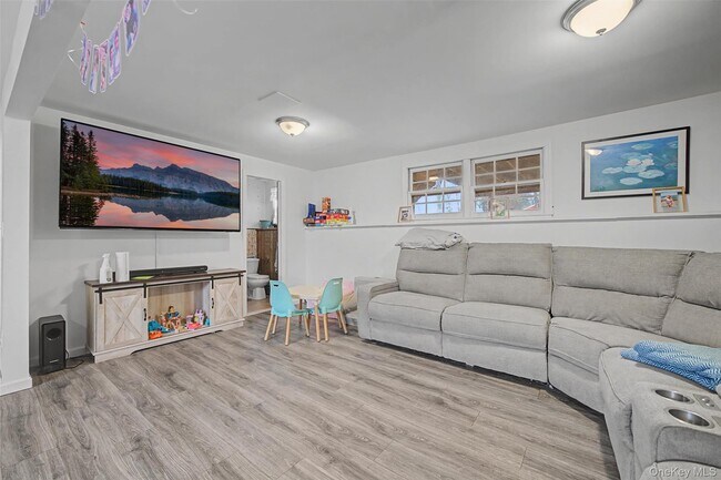 Building Photo - 10 Cedar Ln