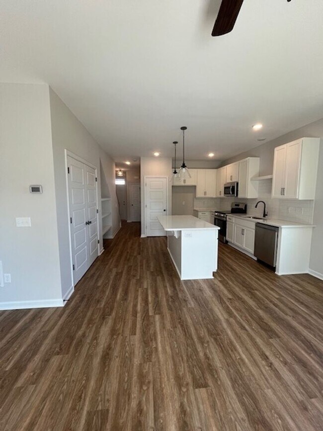 Building Photo - 8405 Paramount Point