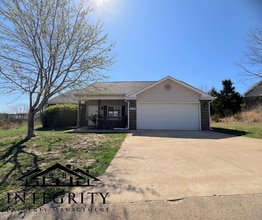 Building Photo - Single Family Home Close to FLW