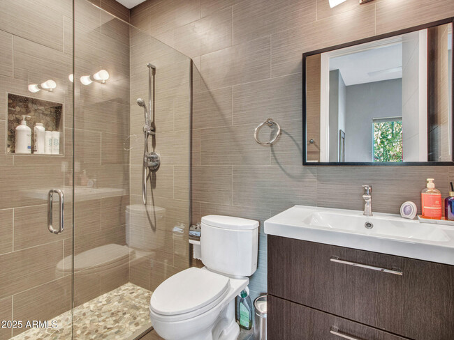 Building Photo - 6031 E Paradise Dr