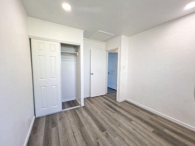 Building Photo - 2 Bedroom Unit, 1.5 baths with one assigne...