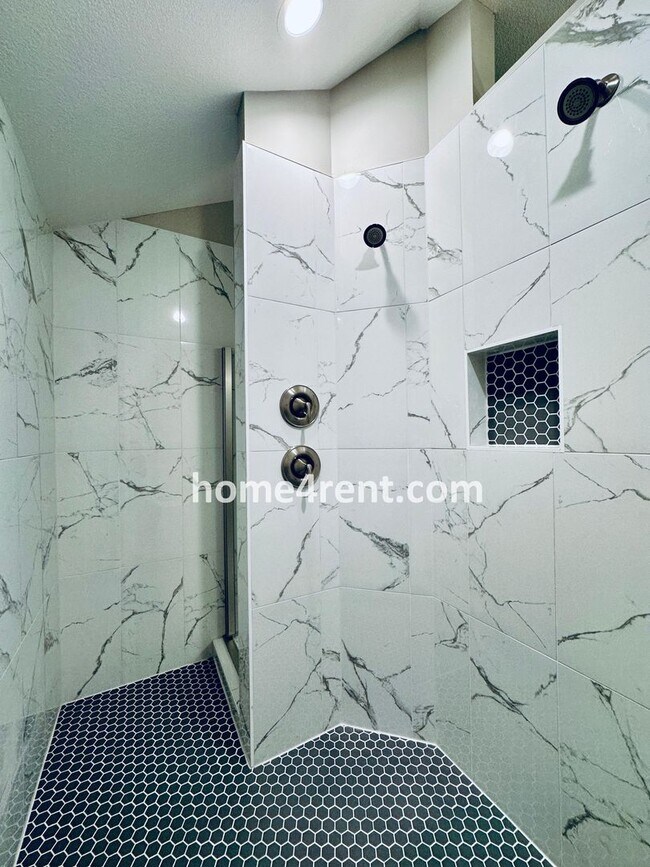 Building Photo - Nearly New Luxury Home in Blue Valley Schools!