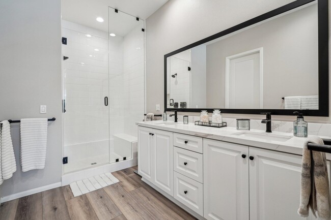 Building Photo - 51725 Pinnacle Vis Dr