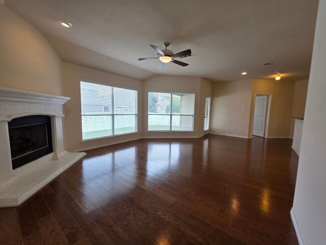 Building Photo - Heritage Craftsman Rental!