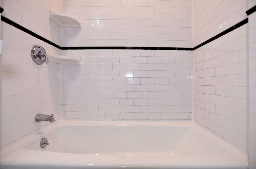 Bathtub - 603 Bloomfield St