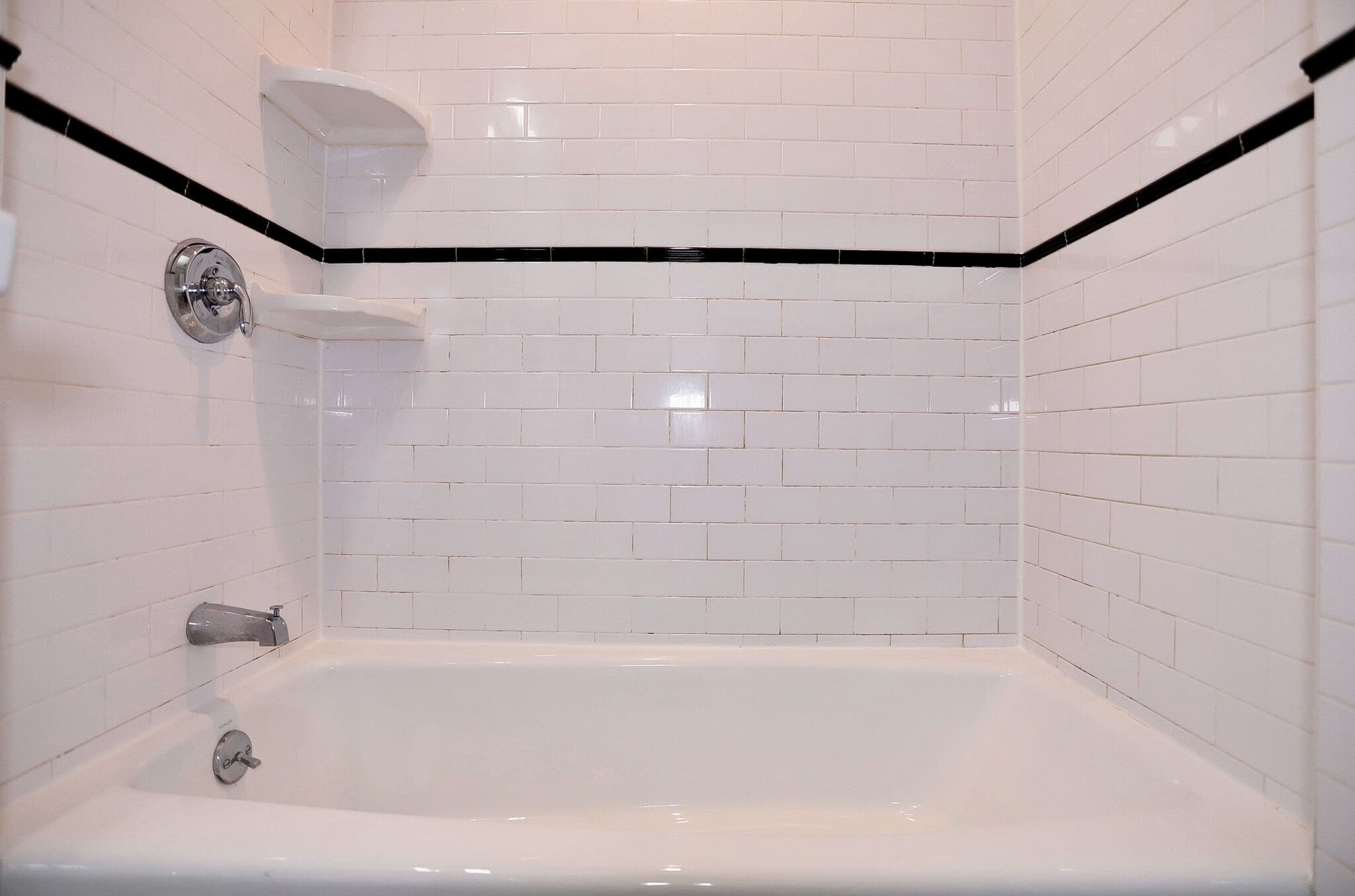 Bathtub - 603 Bloomfield St