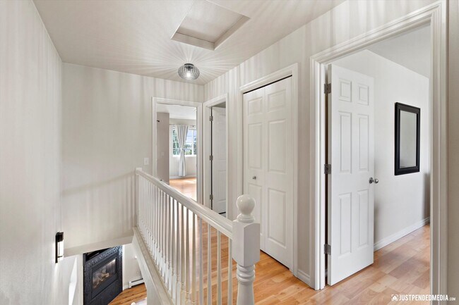 Building Photo - Modern & Stylish Townhome!