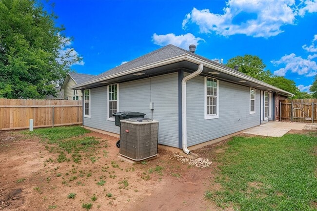 Building Photo - 1435 Williamsburg Dr