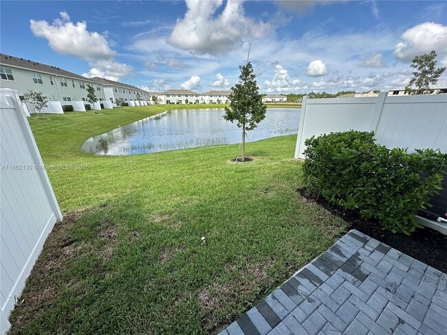 Building Photo - 402 SE Crossoak Ln