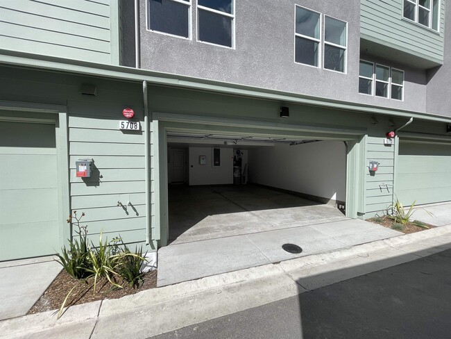 Building Photo - 5708 Melon Ct