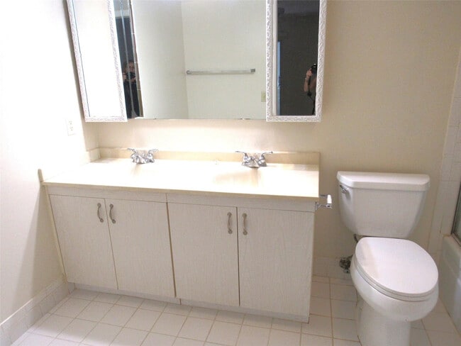 Building Photo - 3001 Portofino Isle