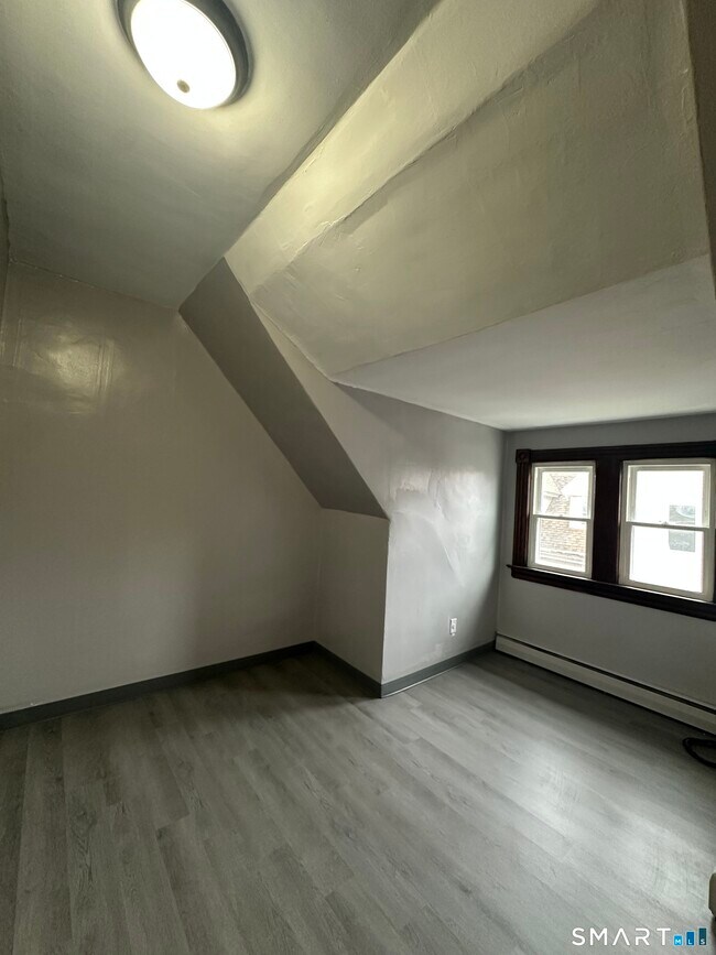 Building Photo - 402-404-404 Sigourney St