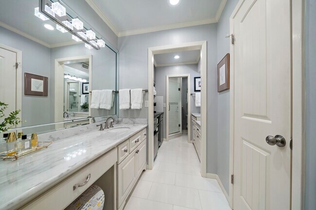 Building Photo - 8944 Chatsworth Dr