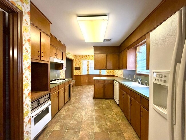 Building Photo - Impressive 5 Bedrooms & 3 full Bathroom Home