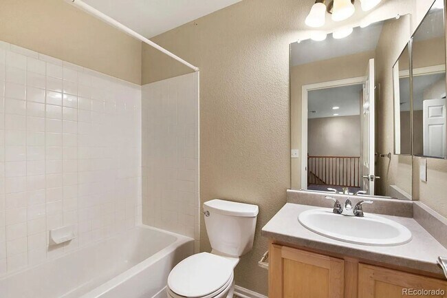 Building Photo - Bright Open-Concept Condo with 1-Car Garage in Prime Commuter Location