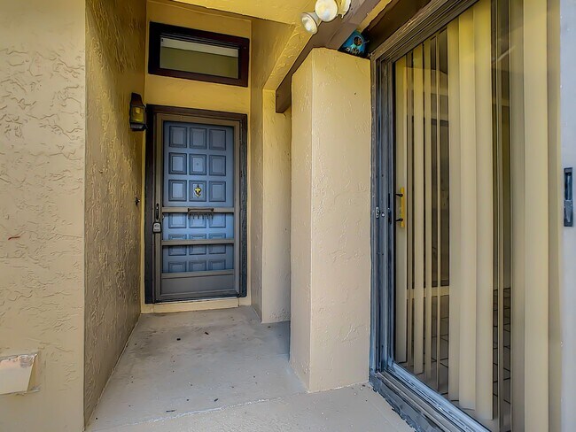 Building Photo - RARE 3 BEDROOM/ 2 BATH IN THE HIGHLY DESIR...