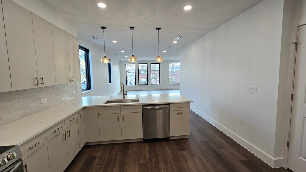 Building Photo - 75 Lake St