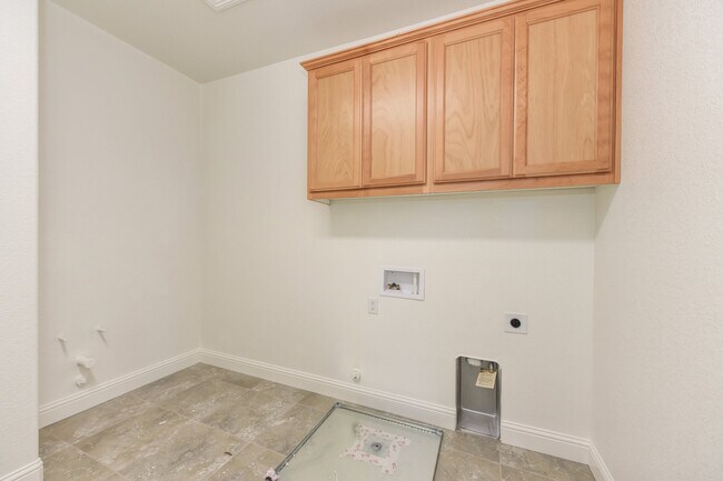 Building Photo - Spacious 4 Bedroom Home with Downstairs Bedroom and Upstairs Loft in Whitney Ranch Rocklin
