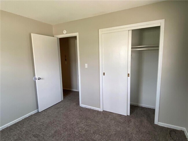 Building Photo - 704 E Culton St