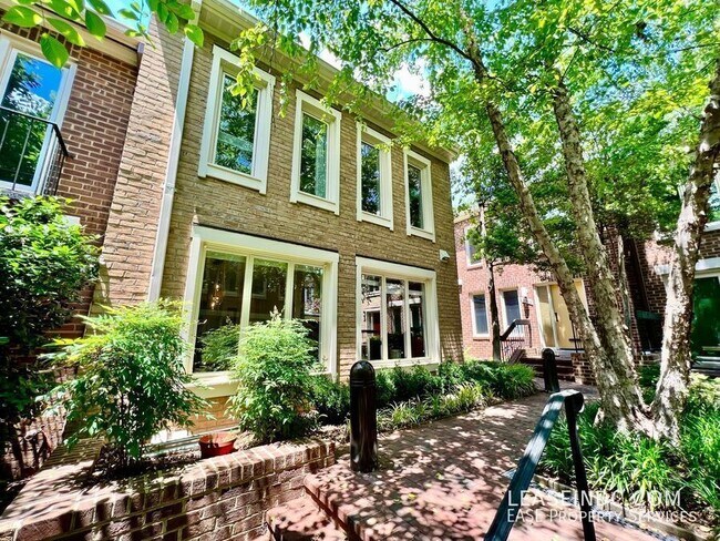 Building Photo - 4333 Embassy Park Dr NW