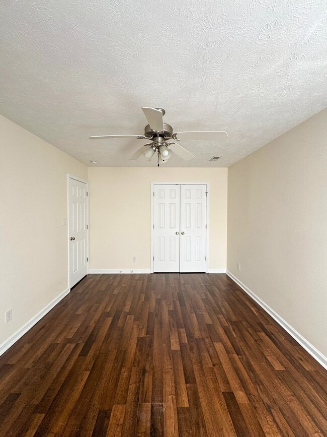 Building Photo - 3 Bed 2 Bath Home with Fenced Backyard