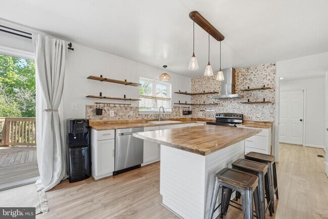 Building Photo - 11 St Marks Ct