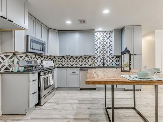 Building Photo - 906 E Comanche St