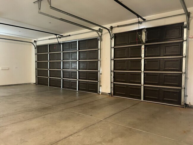 Building Photo - Please Contact Vaughn Realty to set up an ...