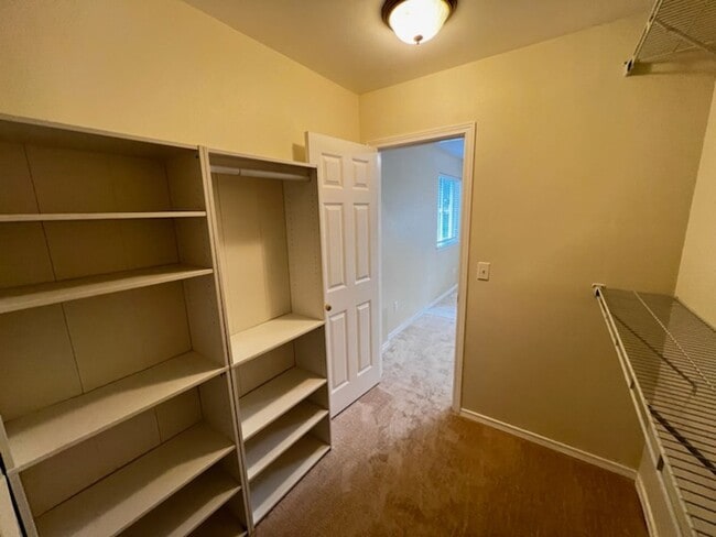 Building Photo - Elegant home in UP with primary bedroom suite on main level