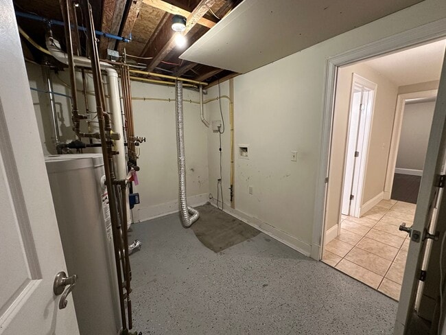 Building Photo - Beautiful Townhouse in NEW NORTH END Burlington 3BD/4BA